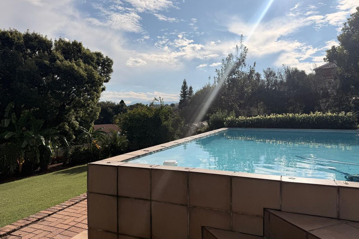 4 Bedroom home in Signal Hill - Photo 3