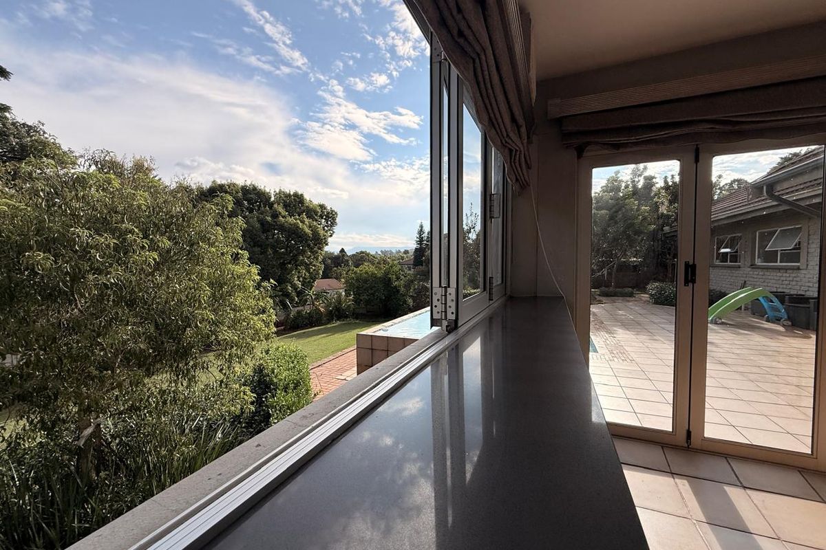 4 Bedroom home in Signal Hill - Photo 2