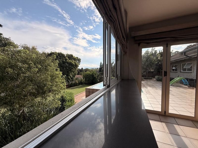 4 Bedroom home in Signal Hill - Photo 2