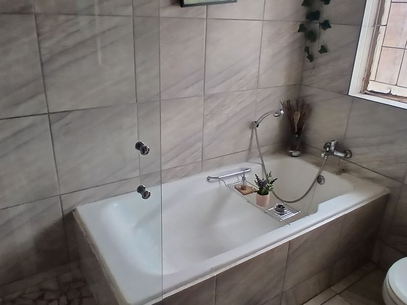 Neat move in ready semi detached home. - Photo 9