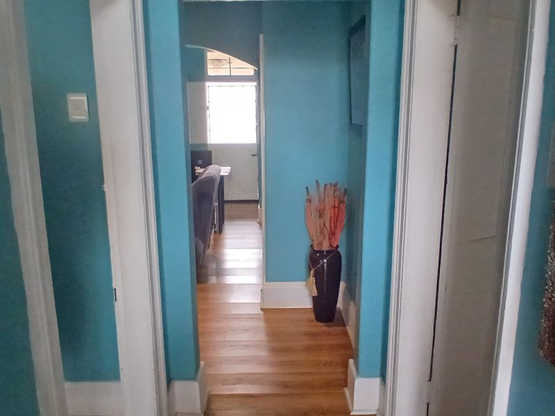 Neat move in ready semi detached home. - Photo 3