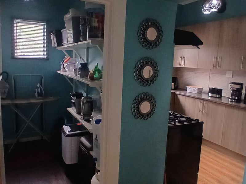 Neat move in ready semi detached home. - Photo 8