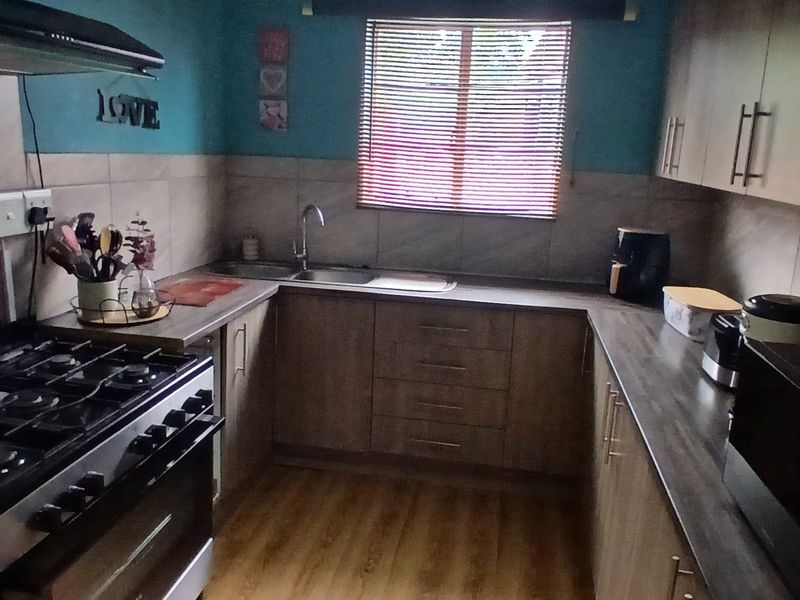 Neat move in ready semi detached home. - Photo 7