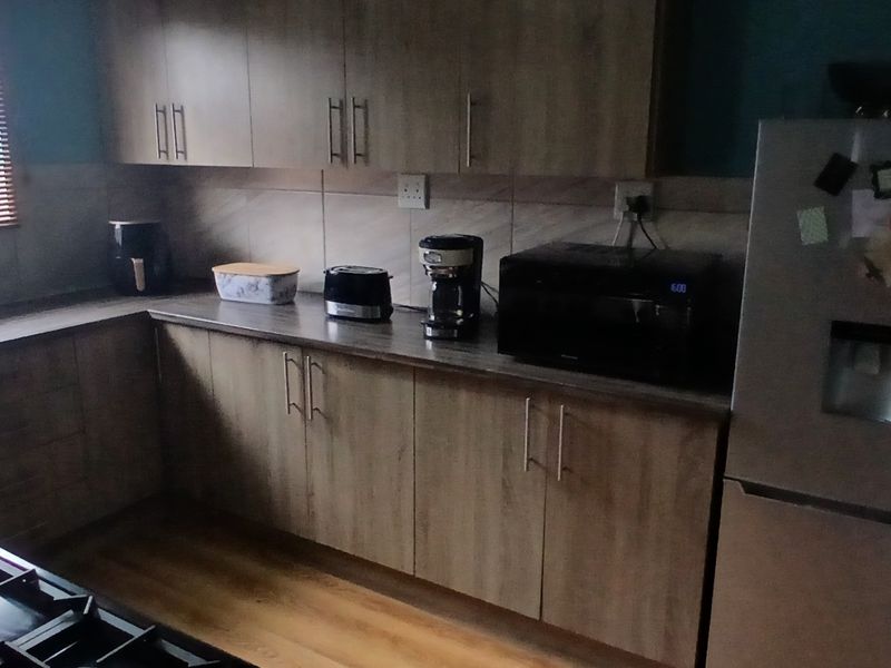 Neat move in ready semi detached home. - Photo 6