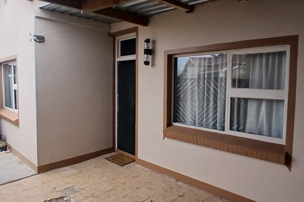 Neat move in ready semi detached home. - Photo 2