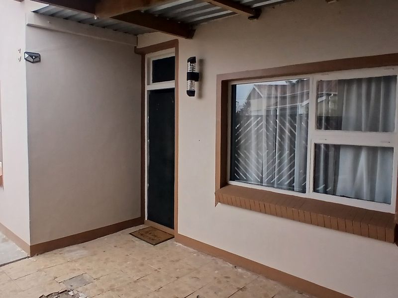 Neat move in ready semi detached home. - Photo 2