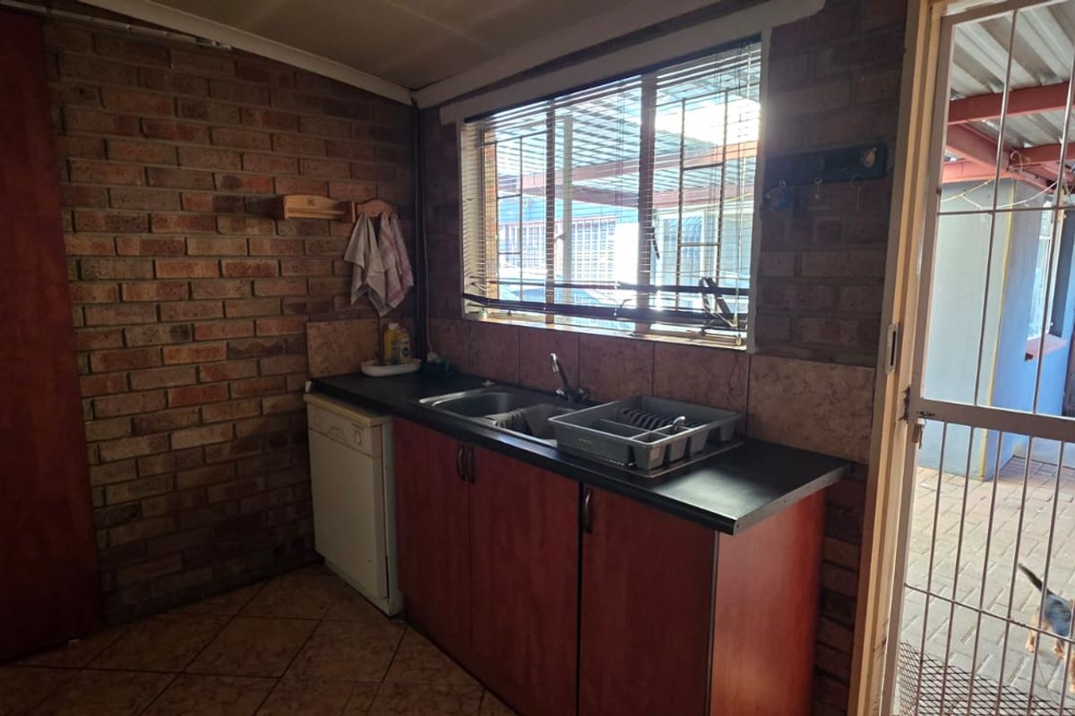 Spacious Family Home with Separate Flatlet in CE2 - Photo 3