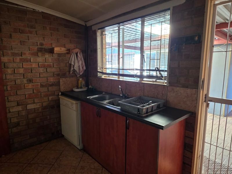 Spacious Family Home with Separate Flatlet in CE2 - Photo 3