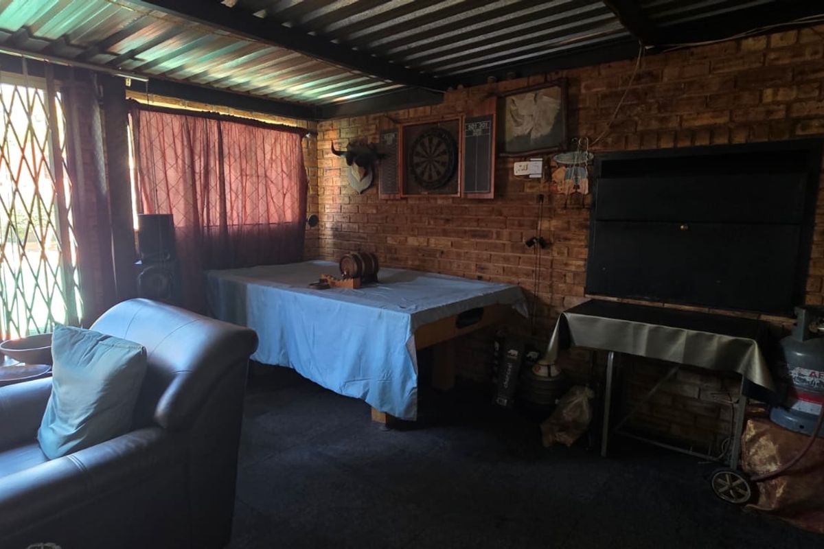 Spacious Family Home with Separate Flatlet in CE2 - Photo 4