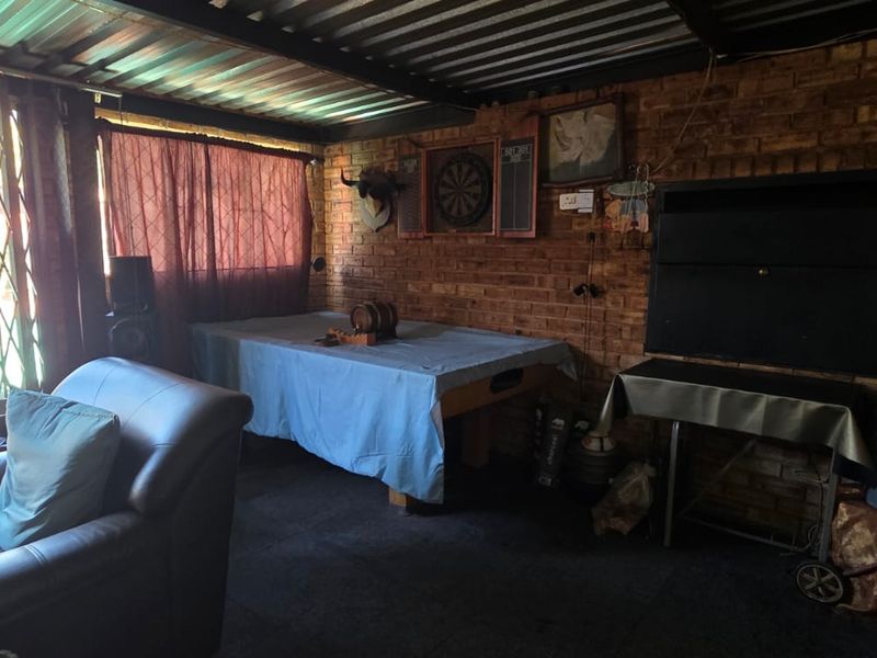 Spacious Family Home with Separate Flatlet in CE2 - Photo 4