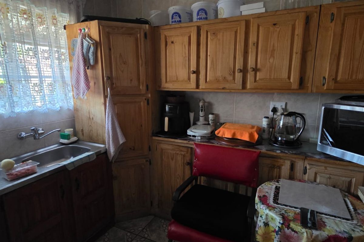 Spacious Family Home with Separate Flatlet in CE2 - Photo 5