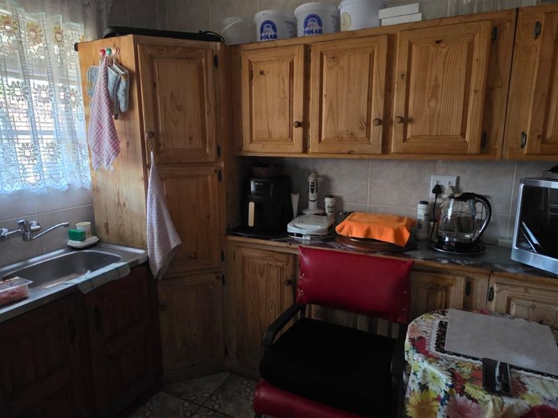 Spacious Family Home with Separate Flatlet in CE2 - Photo 5