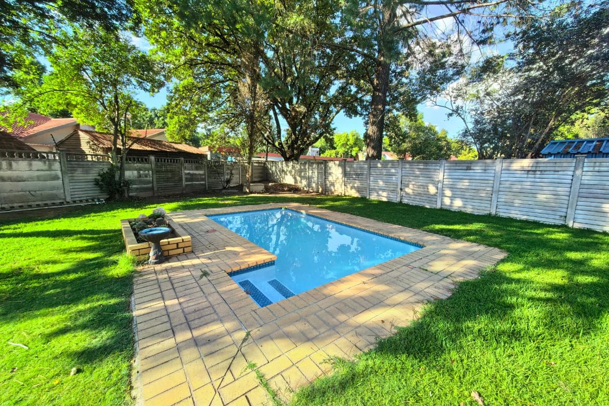 Modern, spacious family house for sale in a prime area in Sasolburg - Photo 3