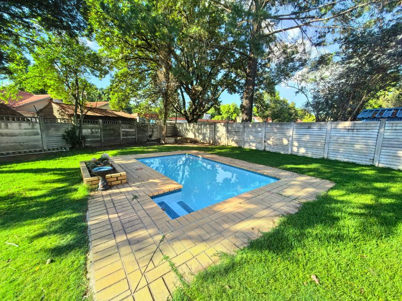 Modern, spacious family house for sale in a prime area in Sasolburg - Photo 3