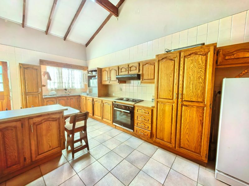 Modern, spacious family house for sale in a prime area in Sasolburg - Photo 10