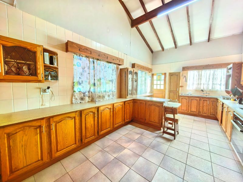 Modern, spacious family house for sale in a prime area in Sasolburg - Photo 9