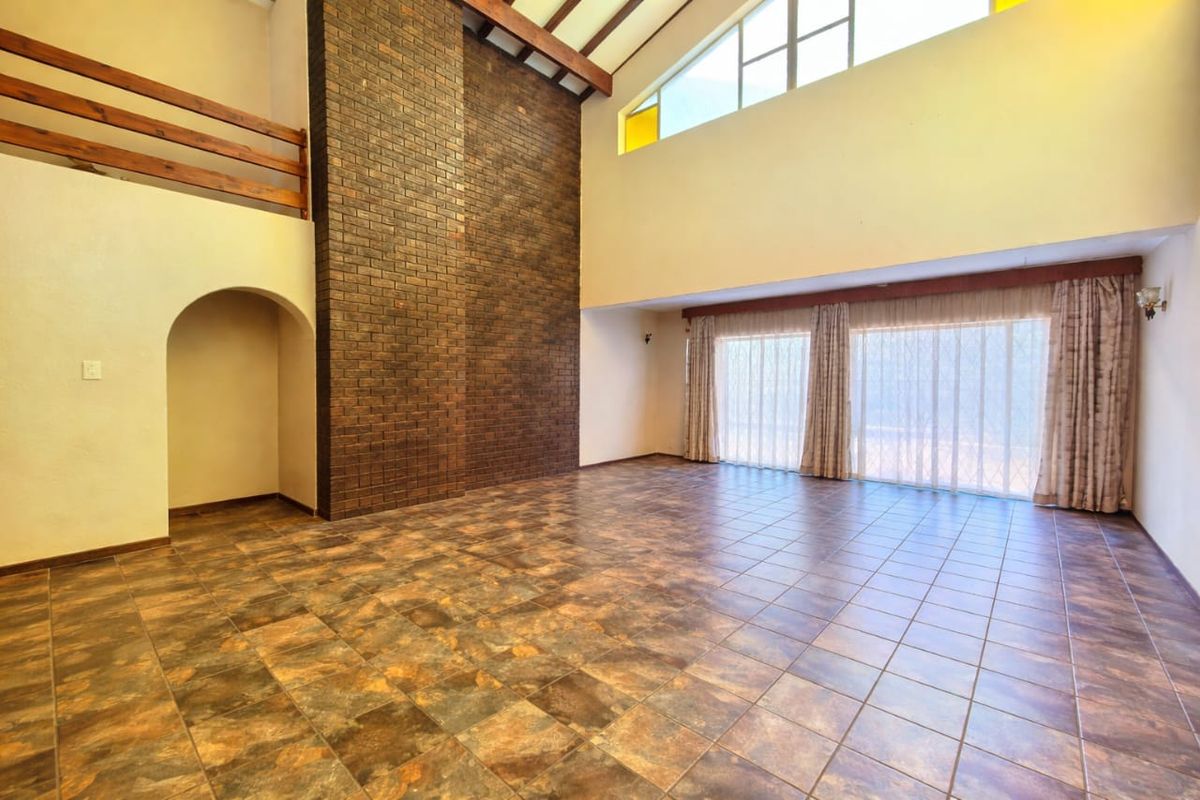 Modern, spacious family house for sale in a prime area in Sasolburg - Photo 2
