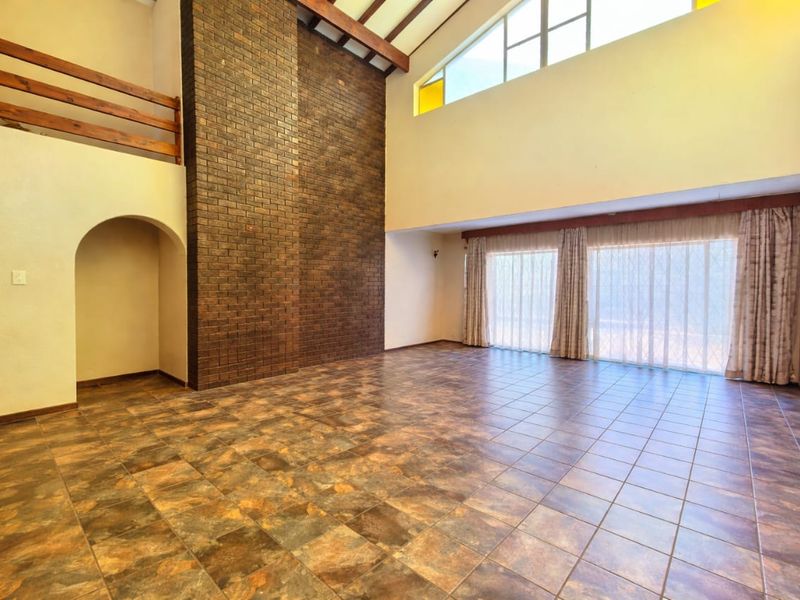 Modern, spacious family house for sale in a prime area in Sasolburg - Photo 2