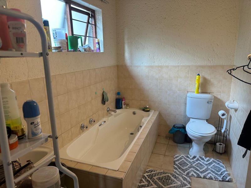 Modern 2 Bedroom Loft Apartment, Secure Living, Available 1 May - Photo 8