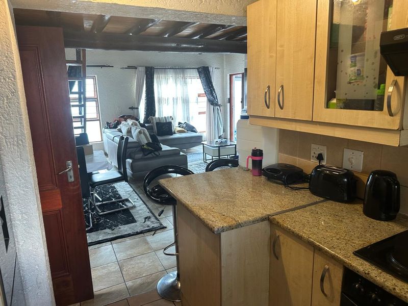 Modern 2 Bedroom Loft Apartment, Secure Living, Available 1 May - Photo 5