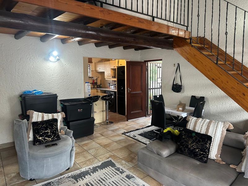 Modern 2 Bedroom Loft Apartment, Secure Living, Available 1 May - Photo 3