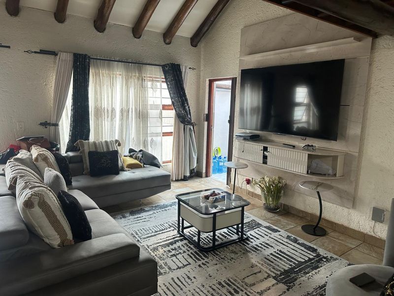 Modern 2 Bedroom Loft Apartment, Secure Living, Available 1 May - Photo 2