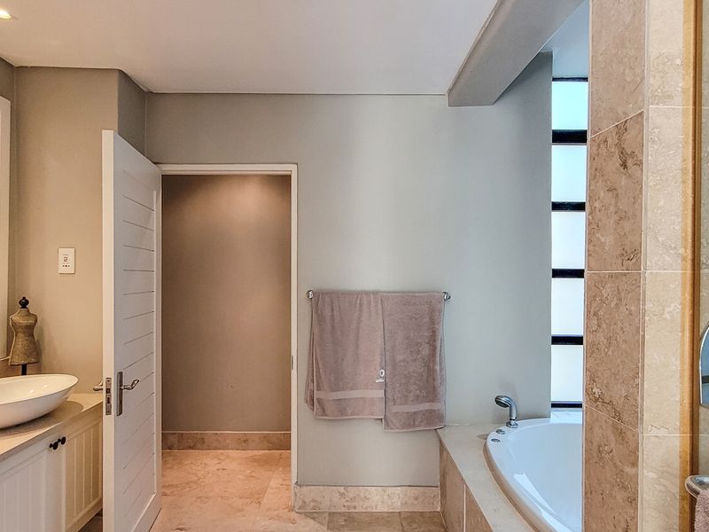 Luxury Living on an Exclusive Golf Estate – Prime Location! - Photo 9