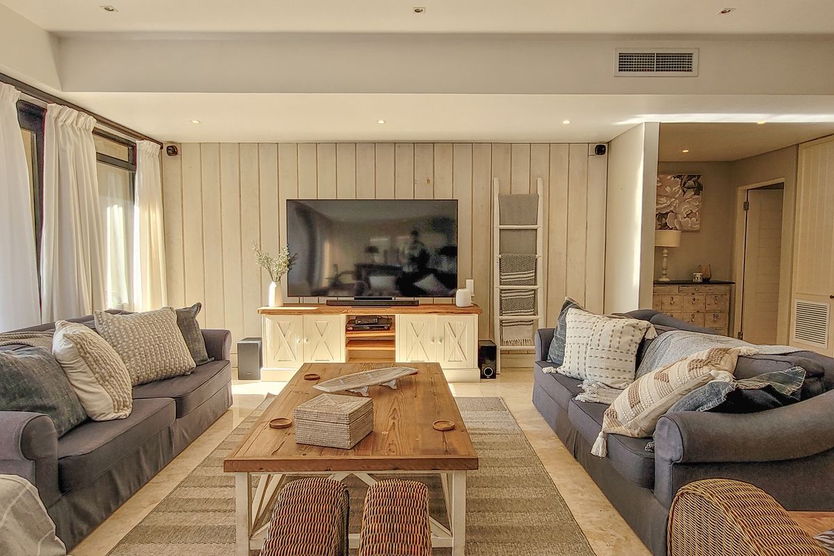 Luxury Living on an Exclusive Golf Estate – Prime Location! - Photo 4