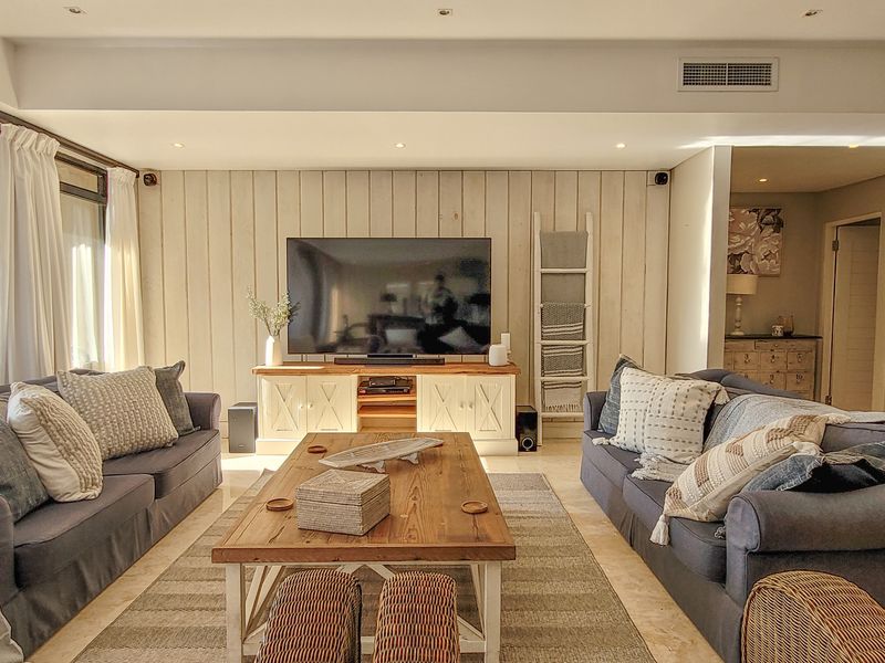 Luxury Living on an Exclusive Golf Estate – Prime Location! - Photo 4