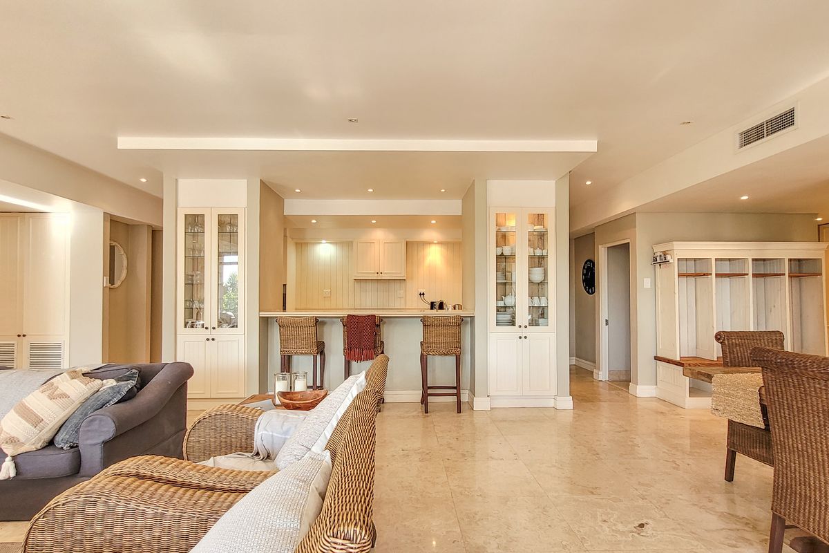 Luxury Living on an Exclusive Golf Estate – Prime Location! - Photo 3