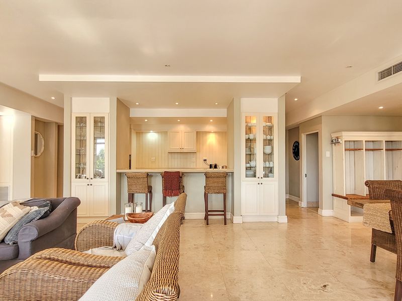 Luxury Living on an Exclusive Golf Estate – Prime Location! - Photo 3