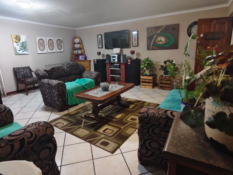 Bargain Opportunity in a Quiet & Popular Complex! - Photo 2