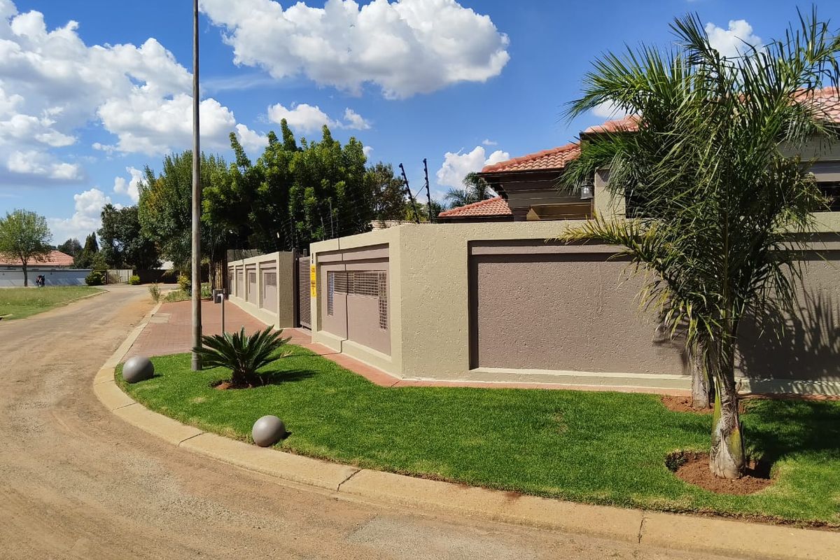 Modern Family Home with Flatlet, Pool & Entertainment in Crystal Park - Photo 3