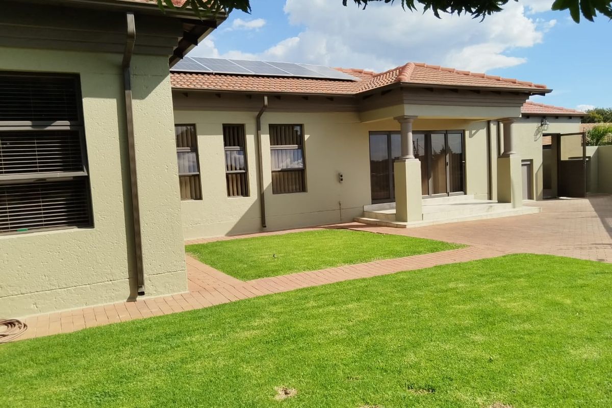 Modern Family Home with Flatlet, Pool & Entertainment in Crystal Park - Photo 4