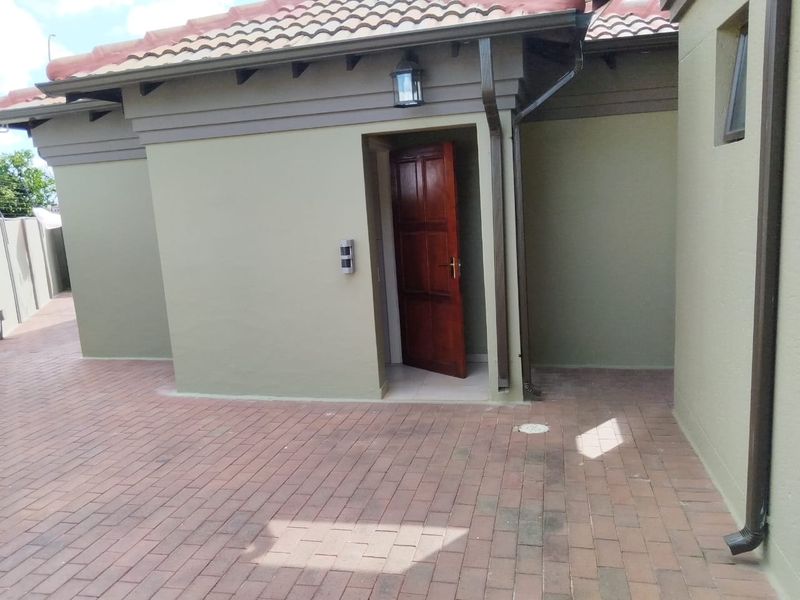 Modern Family Home with Flatlet, Pool & Entertainment in Crystal Park - Photo 10