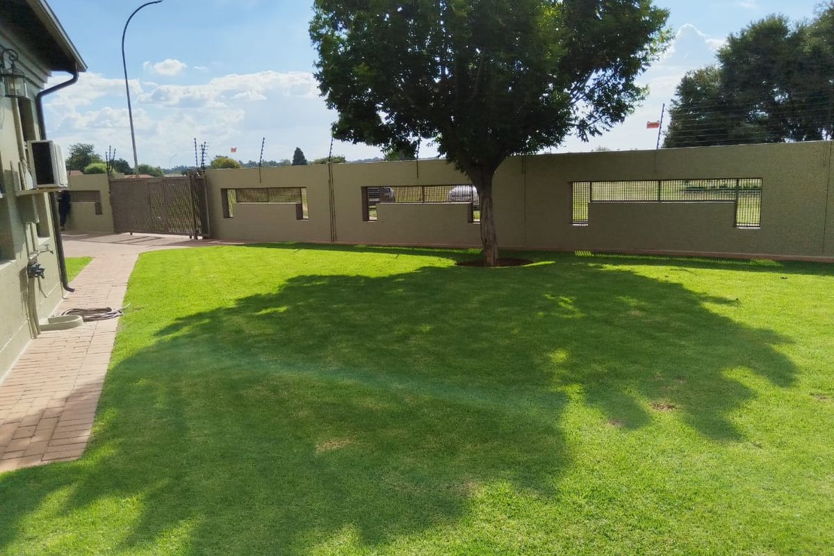 Modern Family Home with Flatlet, Pool & Entertainment in Crystal Park - Photo 5