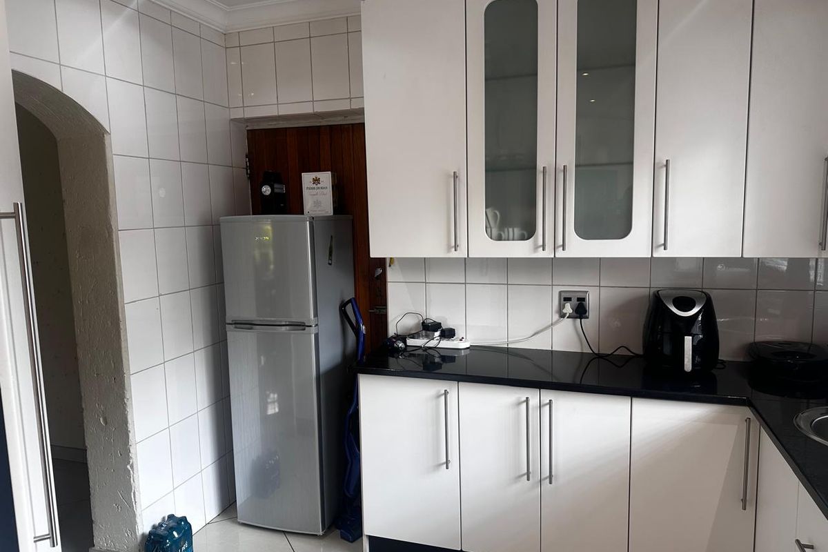 Immaculate, Move-In Ready Family Home in Secure East Village Estate - Photo 5