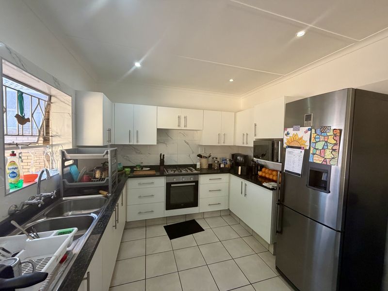 3 Bedroom Townhouse to Rent in Arboretum – Secure Complex - Photo 3