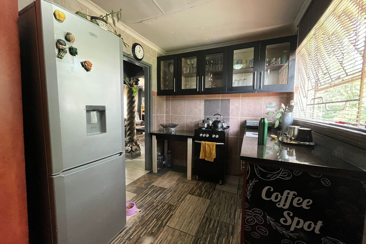 Stunning 3 Bedroom House For Sale - Photo 2