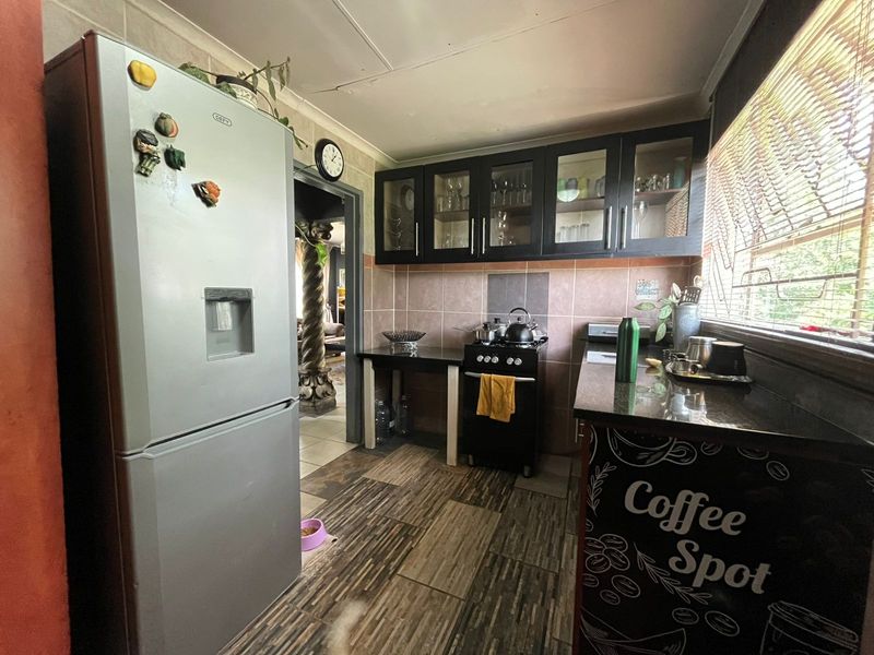 Stunning 3 Bedroom House For Sale - Photo 2