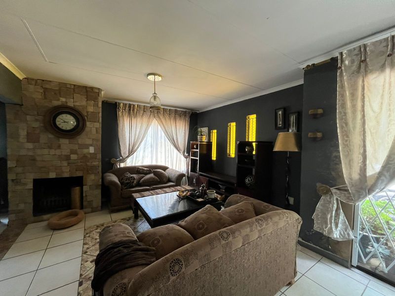 Stunning 3 Bedroom House For Sale - Photo 9