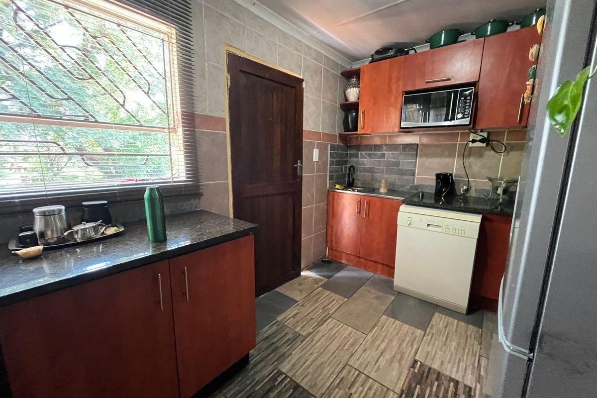 Stunning 3 Bedroom House For Sale - Photo 3