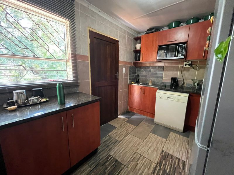 Stunning 3 Bedroom House For Sale - Photo 3