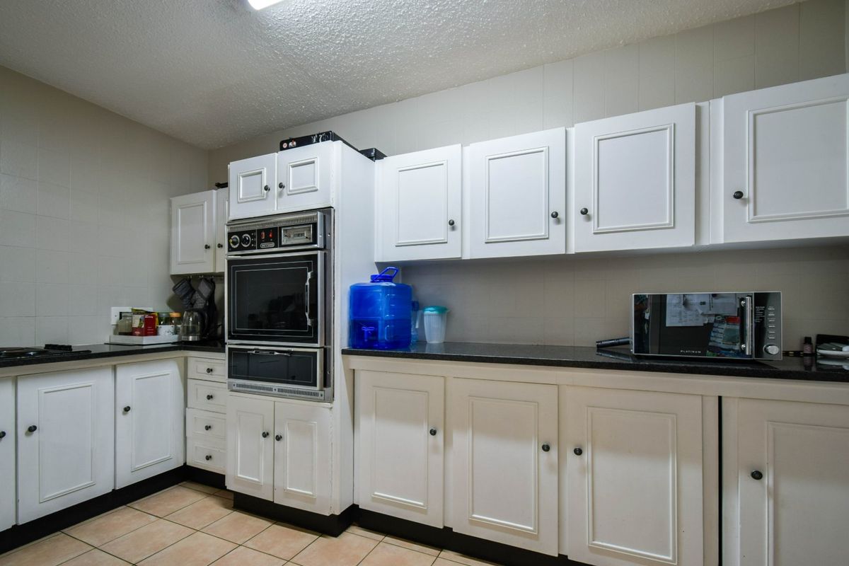 STUNNIING 3 Bed 2 Bath Family home For Sale in Wonderboom - Photo 5