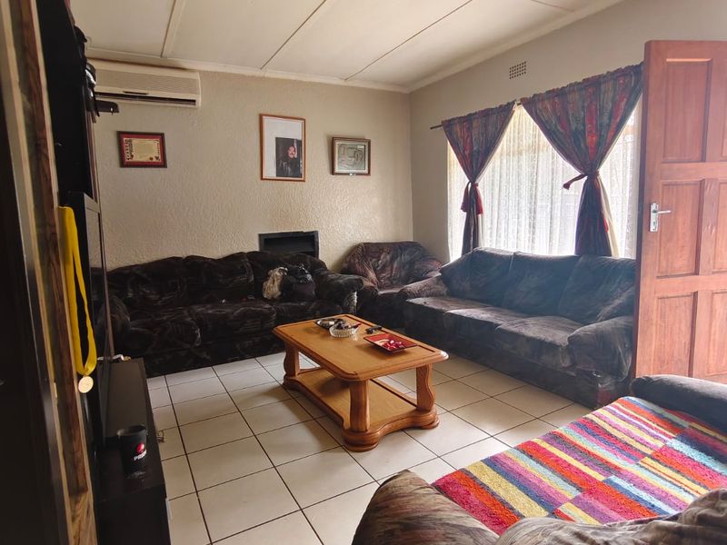 Charming Family Home with Great Potential – Walking Distance to Schools! - Photo 8