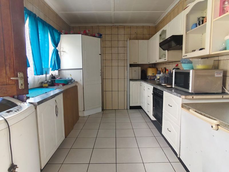 Charming Family Home with Great Potential – Walking Distance to Schools! - Photo 6