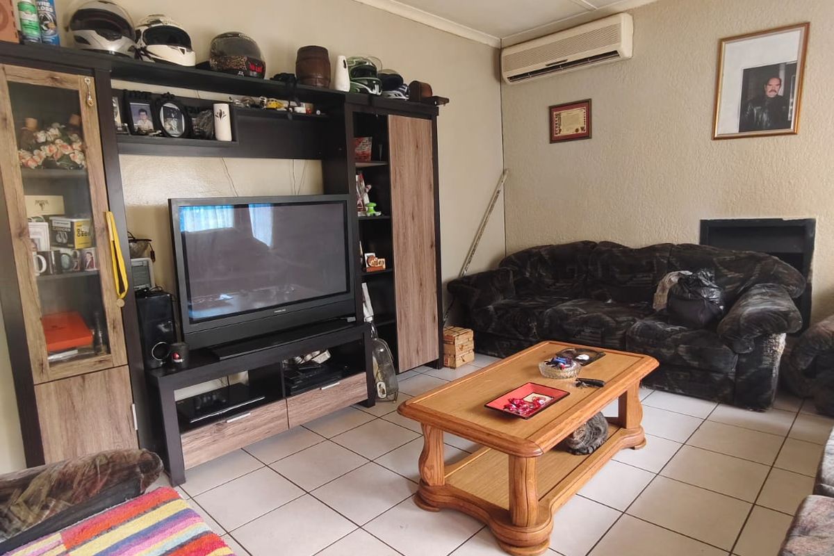 Charming Family Home with Great Potential – Walking Distance to Schools! - Photo 3