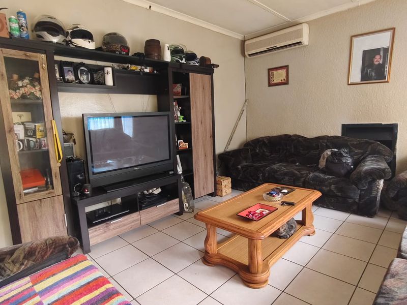 Charming Family Home with Great Potential – Walking Distance to Schools! - Photo 3