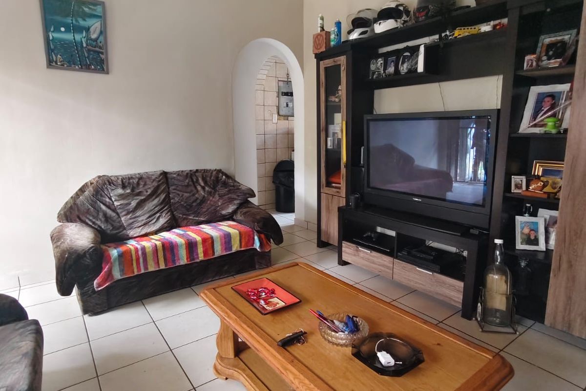 Charming Family Home with Great Potential – Walking Distance to Schools! - Photo 4