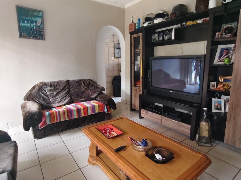 Charming Family Home with Great Potential – Walking Distance to Schools! - Photo 4